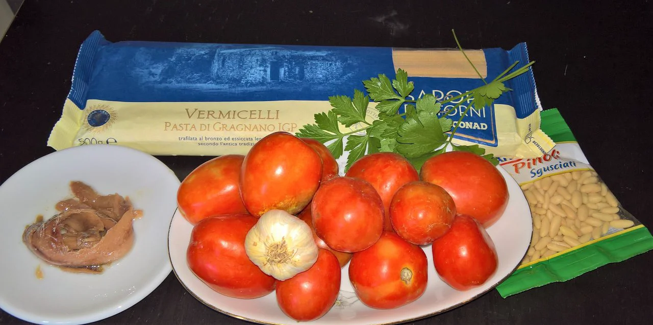 Vermicelli con acciughe e pinoli
